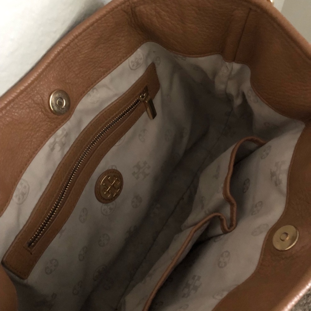 Tory Burch - Amanda Hobo Crossbody Handbag - Picture 6 of 7